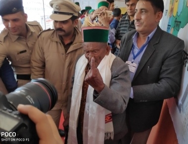 हिमाचल में 102 वर्षीय मतदाता ने वोट डाला