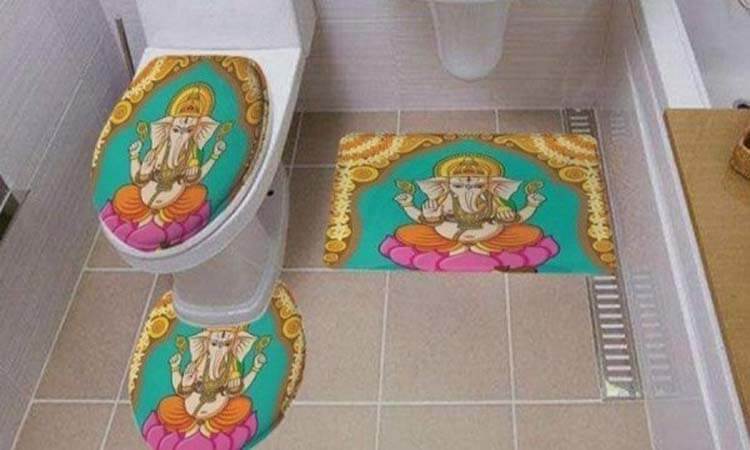 अमेज़ॉन फिर विवादों में :  हिंदू देवी-देवताओं की फोटो वाला टॉयलेट सीट बेचने पर सोशल मीडिया पर भड़का लोगों  का गुस्सा 