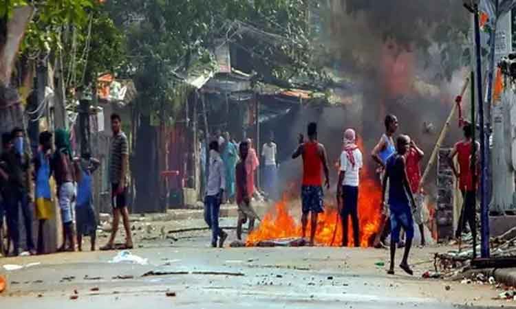 जल रहा ‘बंगाल’! एग्जिट पोल्स आने के बाद फिर भड़की हिंसा, ट्रेन पर फेंके बम