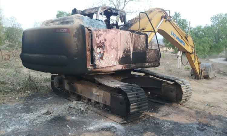 बिहार में नक्सलियों ने सड़क निर्माण में लगी मशीन आग में फूंकी