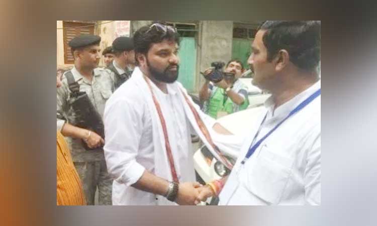 कोलकाता में भाजपा प्रत्याशी पर पथराव, मीडियाकर्मी को लगी चोट
