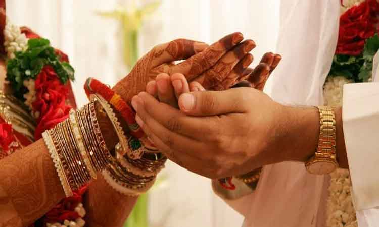 मप्र : शादी कराने वाले पंडित के साथ भाग गई युवती