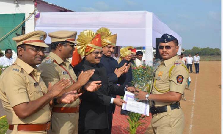 महाराष्ट्र दिवस पर 15 पुलिस अधिकारी व कर्मचारी सम्मानित