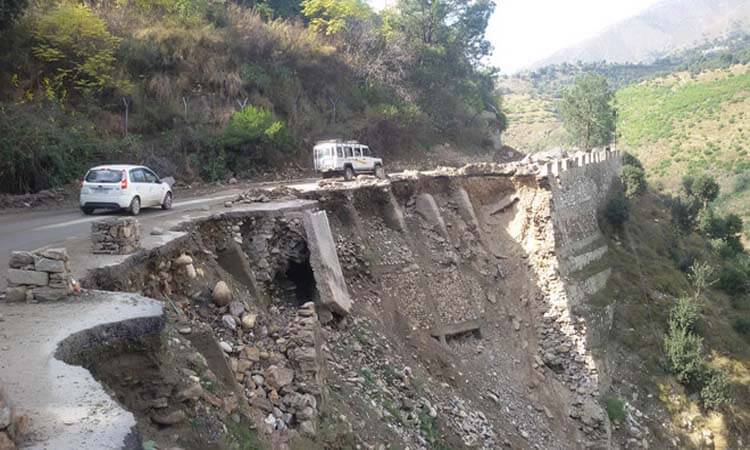ताजा भूस्खलन के बाद जम्मू-श्रीनगर राजमार्ग बंद