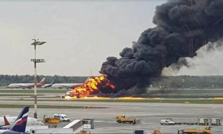 रूस में जलते हुए विमान ने इमरजेंसी लैंडिंग की, 41 यात्रियों की मौत 