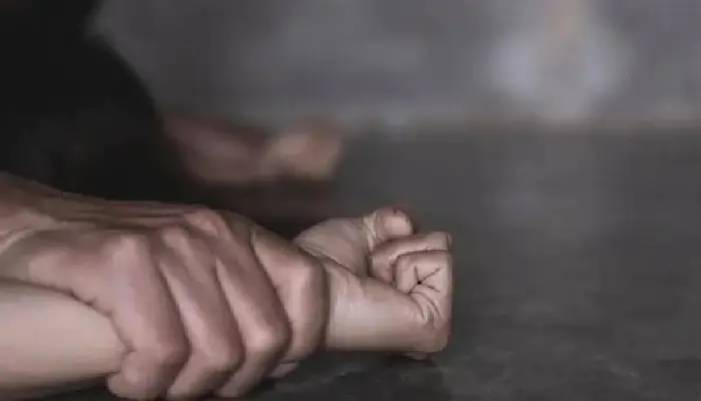 पुणे-लोहगांव क्राइम न्यूज : विमाननगर पुलिस स्टेशन – महिला पर हाथ डालकर गाऊन फाड़ा, अश्लील गाली गलौज करने के मामले में दो के खिलाफ केस दर्ज