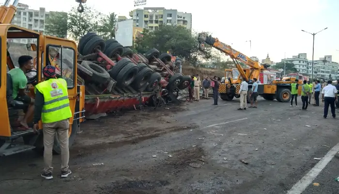 Pune – Navale Bridge Accident | Pune: Another terrible accident near Navle Bridge! Four died and 18 injured; A private bus hit an overturned truck