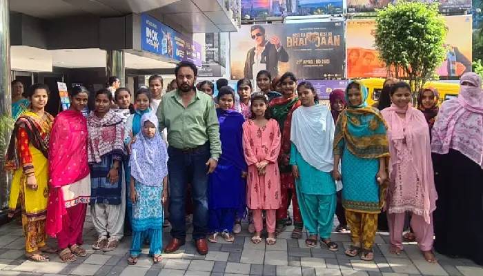 Manjeet Singh Virdi Foundation | On the occasion of summer vacation, 500 mentally retarded, blind, disabled, cancer, HIV affected, orphaned children enjoyed the movie ‘Kisika Bhai Kisiki Jaan’ on behalf of Manjit Singh Virdi Foundation