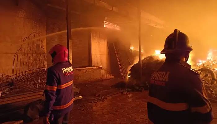 वाघोली में मंडप के सामान वाले गोदाम में लगी भीषण आग में 3 कर्मचारियों की झुलसने से मौत