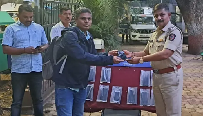 Pune Crime News | …and the joy on their faces! 16 missing mobile phones handed over to citizens by Wanwadi police