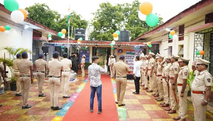 Pune Police Independence Day | Celebrating Independence Day in a unique way at Mundhwa Police Station, rickshaw pullers were honored with badges of honour