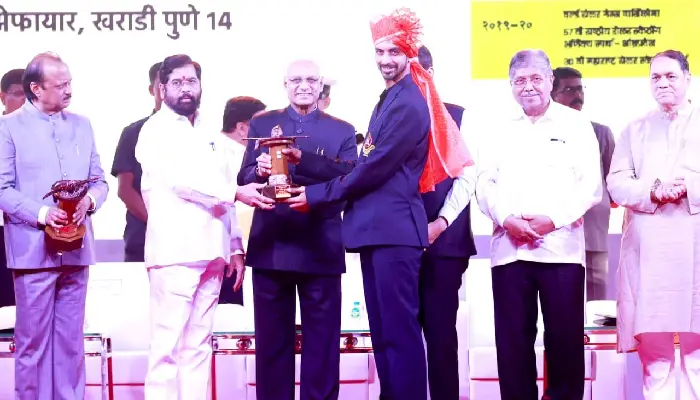 Arhant Rajendra Joshi-Shiv Chhatrapati Award | रिटायर्ड सहायक पुलिस आयुक्त (ACP) राजेंद्र जोशी के बेटे अरहंत को राज्यपाल के हाथों और CM एकनाथ शिंदे, उपमुख्यमंत्री देवेंद्र फडणवीस, अजीत पवार, पालकमंत्री चंद्रकांत पाटिल की उपस्थिति में ‘शिवछत्रपति राज्य खेल पुरस्कार’ प्रदान