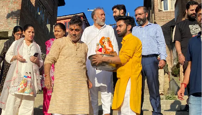 Shrimant Bhausaheb Rangari Ganpati Trust Pune | कश्मीर के डेढ़ दिन के बाप्पा को भावपूर्ण विदाई; श्रीमंत भाऊसाहेब रंगारी गणपति ट्रस्ट के साथ मान के गणपति मंडलों की पहल (Video)