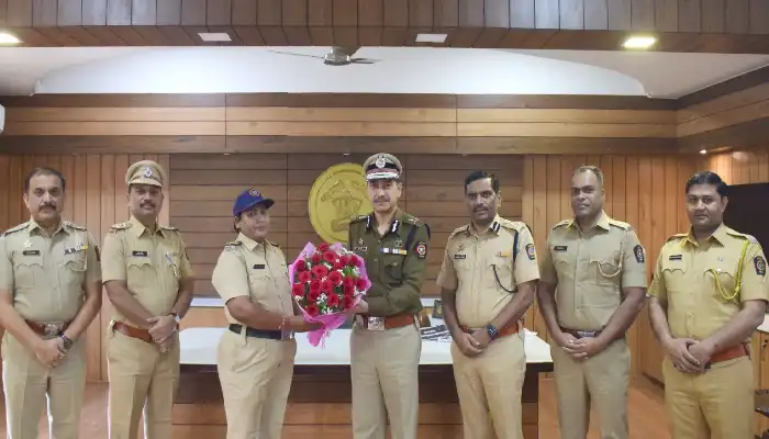 Pune Police News | खाकी वर्दी में रणरागिनी महिला पुलिस कर्मचारी की वजह से हत्या की घटना टली, पुलिस आयुक्त रितेश कुमार ने किया सम्मानित (Video)