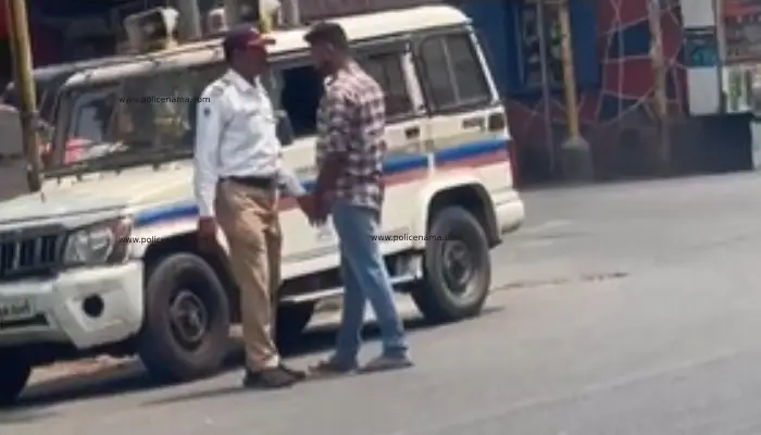 Pune Traffic Policeman Suspended | पुणे : दिनदहाड़े बीच सड़क ‘वसूली’ करने वाले ट्रैफिक पुलिस पर निलंबन की कार्रवाई (Video)