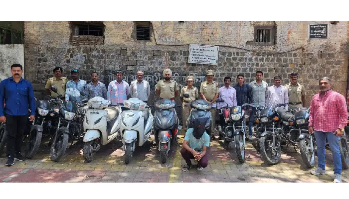 Pune Crime News | मौज मस्ती के लिए चोरी की बाइक ; शातिर अपराधी फरासखाना पुलिस की जाल में फंसा, 13 मामले का खुलासा (Video)