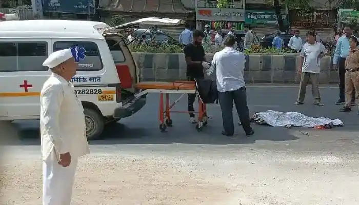 Karve Road Nal Stop Chowk Accident | पुणे : कर्वे रोड पर भीषण हादसा, क्रेन ने साइकिल सवार को चीड़ा (Video)