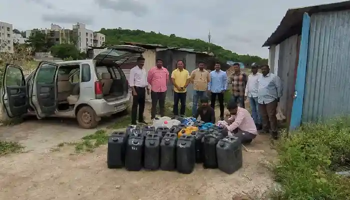 Pune Crime Branch | बकोरी पहाड़ी के पास देसी हाथभट्टी शराब अड्डे पर क्राइम ब्रांच का छापा, फोर व्हीलर वाहन के साथ भारी मात्रा में शराब जब्त (Video)