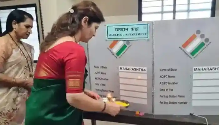 Rupali Chakankar-EVM Machine Pooja | रुपाली चाकणकर की ईवीएम पूजा फेल; मतदान केंद्र अधिकारियों पर अनुशासनहीनता की कार्रवाई